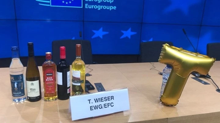 Με…ούζο και «Ζορμπά» η αποχαιρετιστήρια συνέντευξη Τύπου του Τόμας Βίζερ (βίντεο)